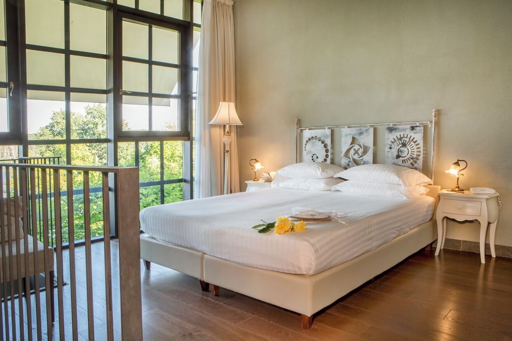 2 BEDROOMS, SUITE, LAKE VIEW