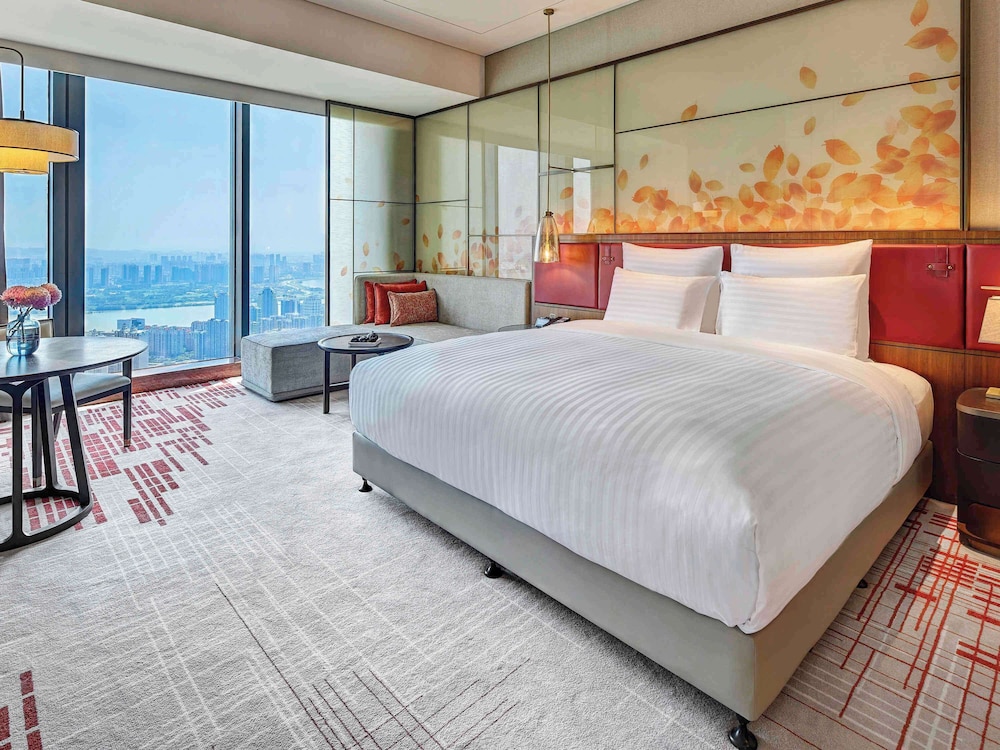 DELUXE, KING BED, CITY VIEW, HIGH FLOOR