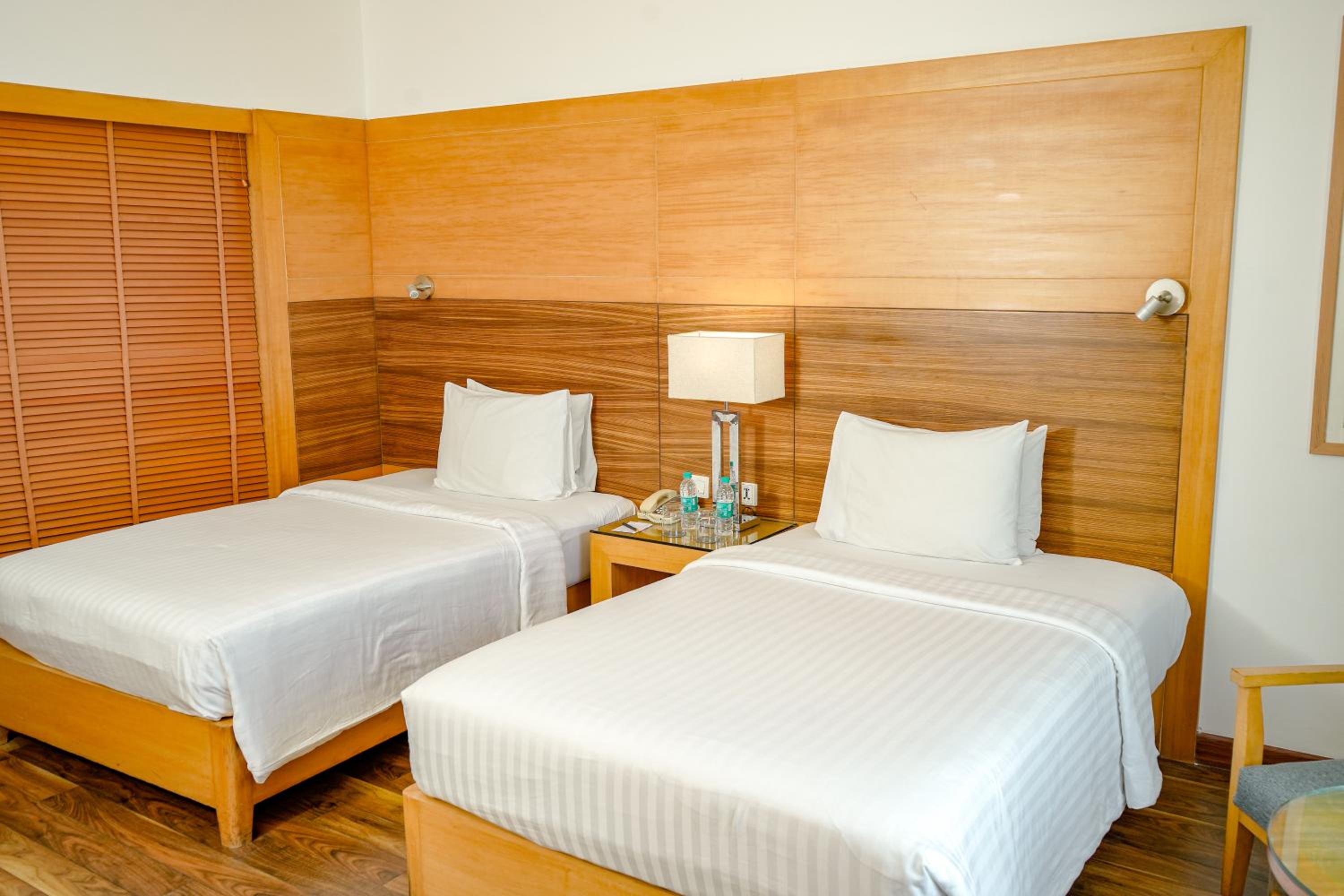 غرفة بسريرين منفصلين في طابق مرتفع، Courtyard By Marriott Gurugram Downtown 4/5