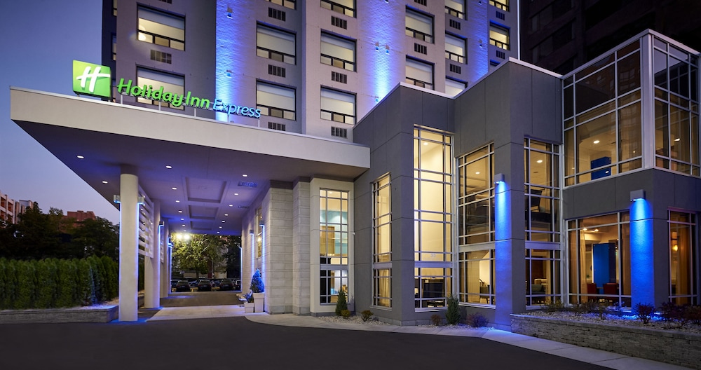 Holiday Inn Express Windsor Waterfront 5/77