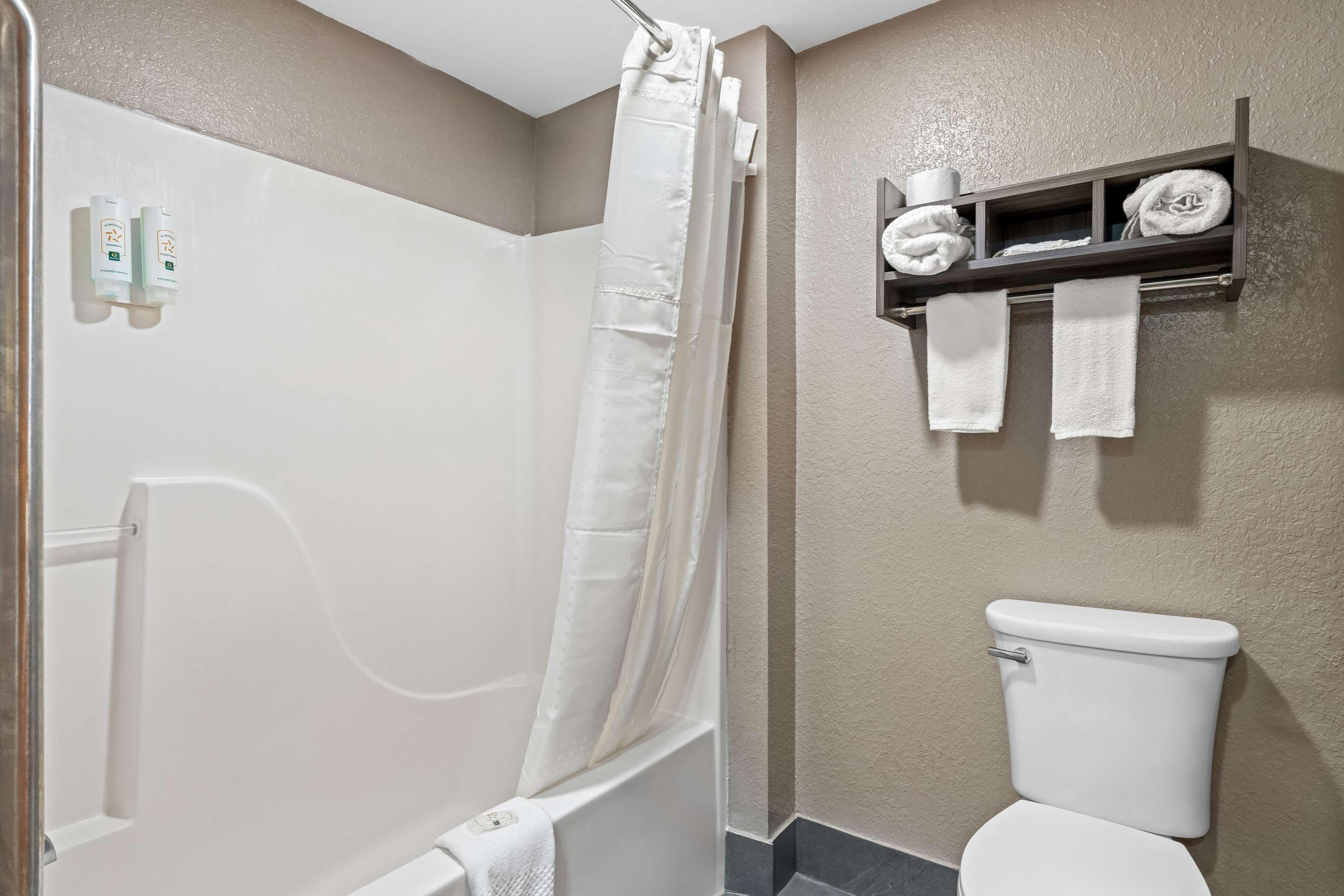 غرفة بسرير كينج، Quality Inn & Suites Biloxi - Ocean Springs 7/7