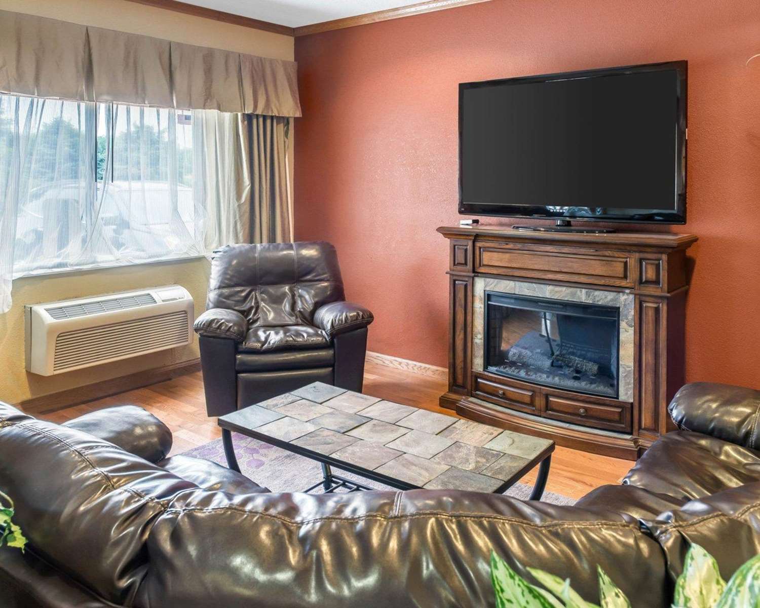 Quality Inn Lakeville North, MN 28/29