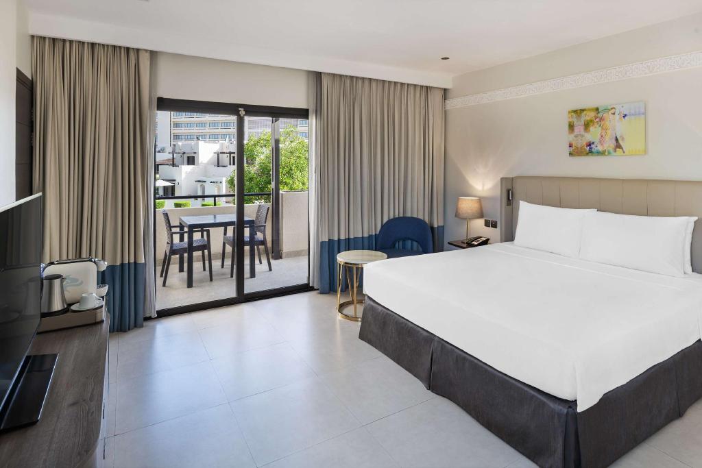 غرفة بريميوم بشرفة، Radisson Blu Hotel & Resort Al Ain 3/8