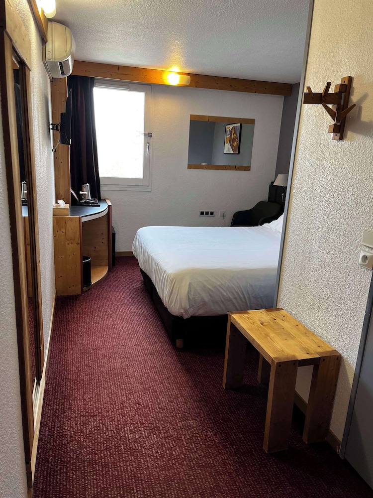 Standard, Queen Bed