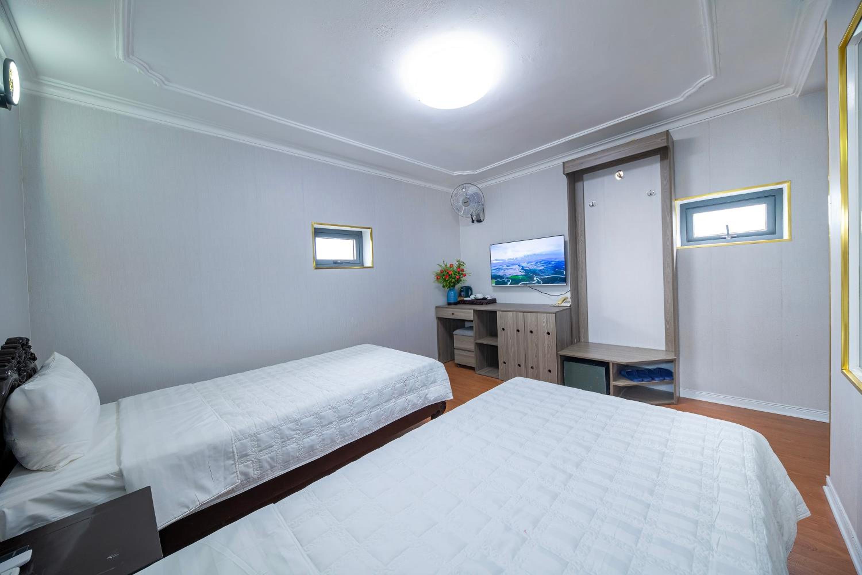 DELUXE, TWIN BEDS
