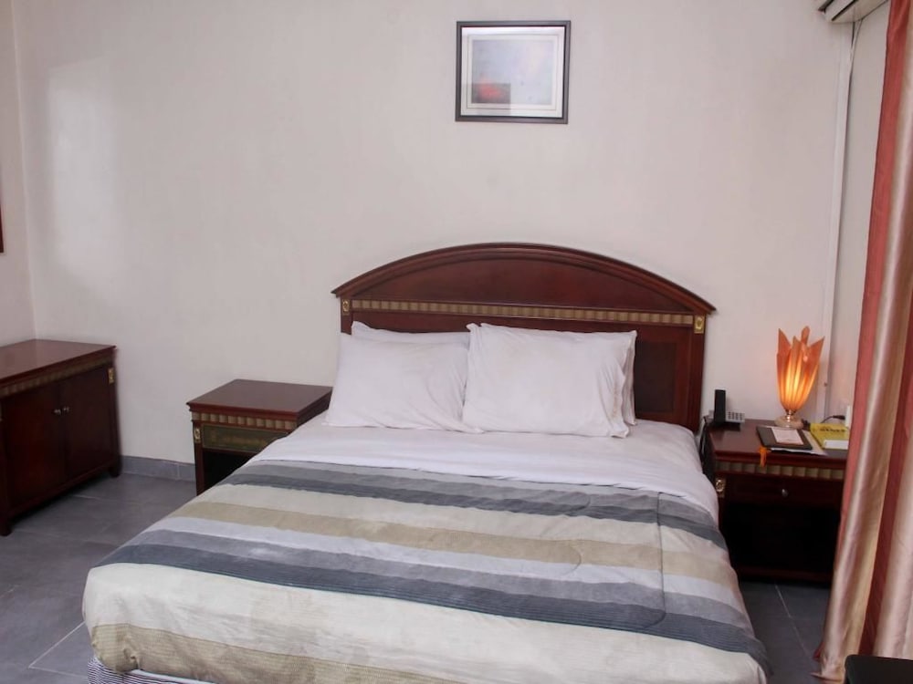Ed Scob Suites 15/25