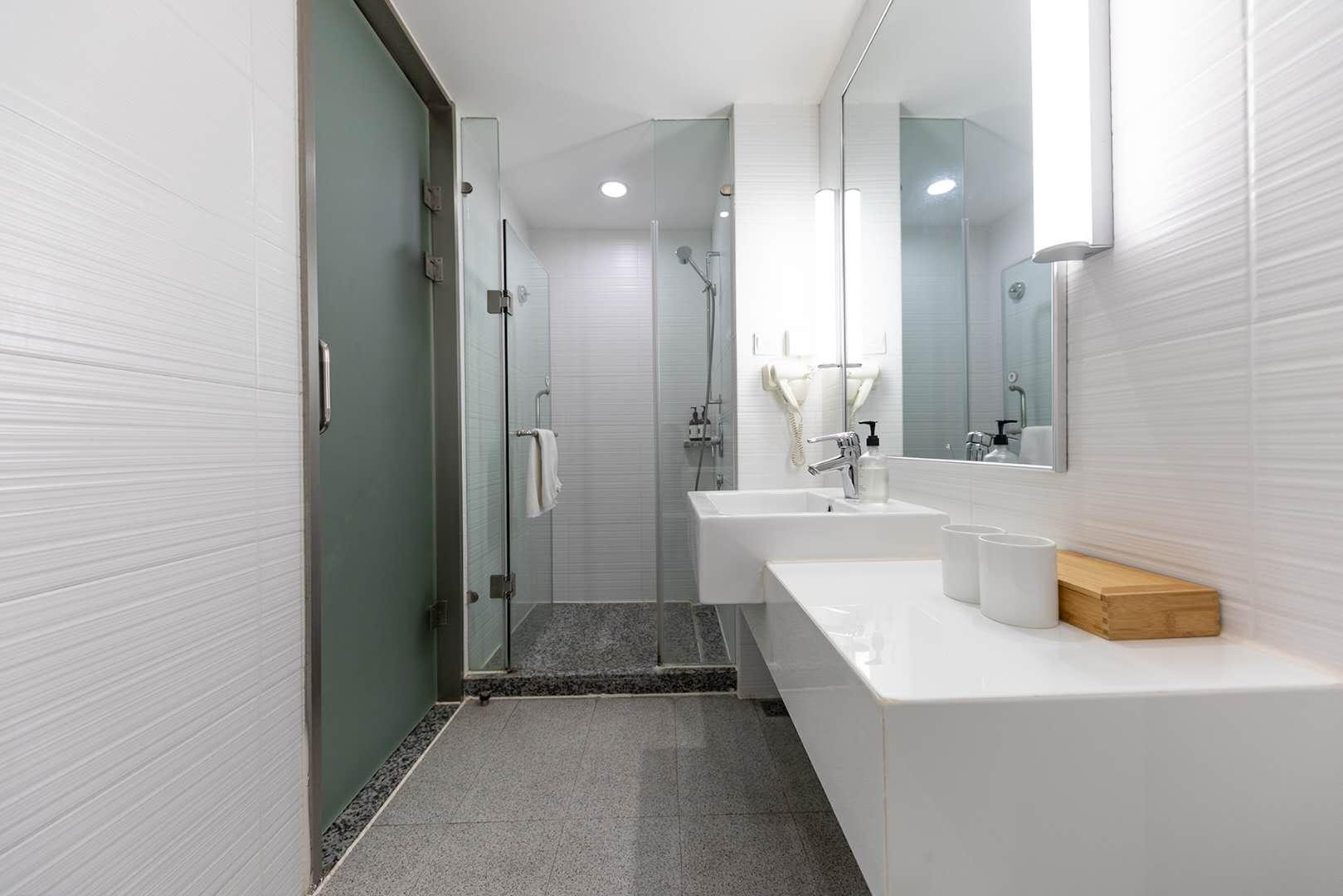 Ji Hotel (Shanghai Jiayi Road subway station) 35/36
