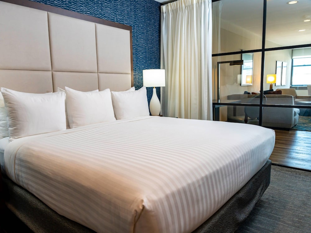 Deluxe, Suite, King Bed, City View, Sofa