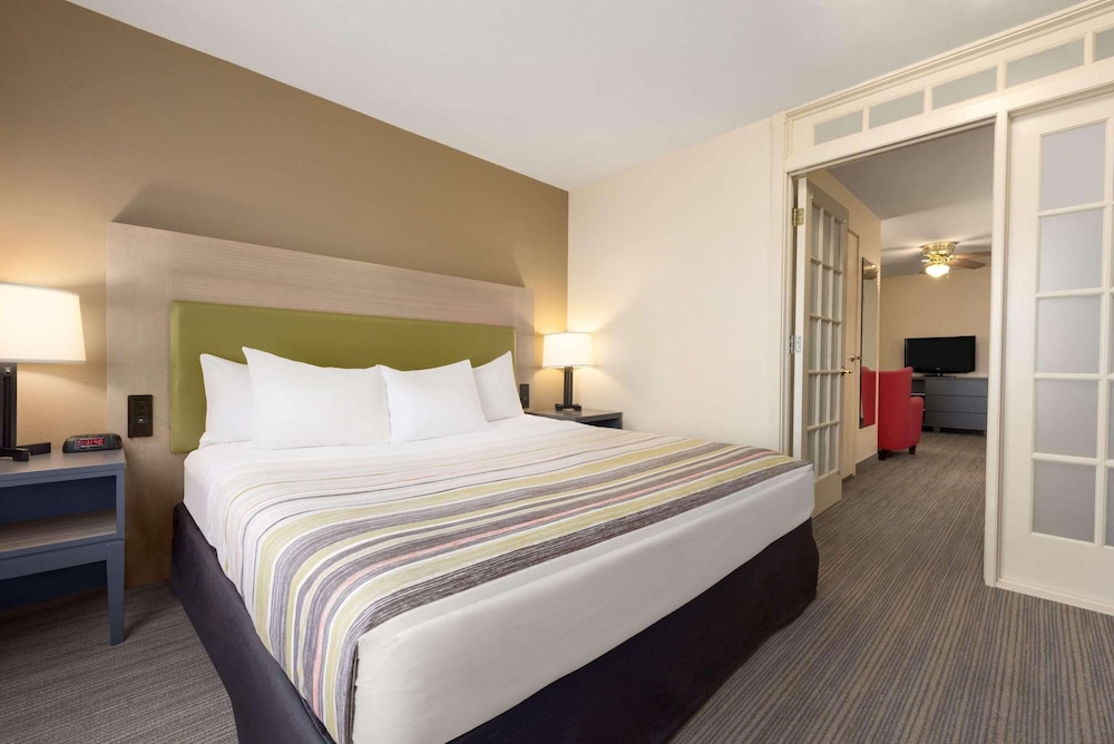 ROOM, KING BED, ACCESSIBLE