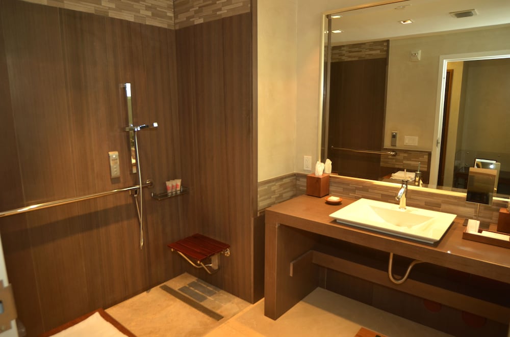 Royal Blues Hotel 24/46