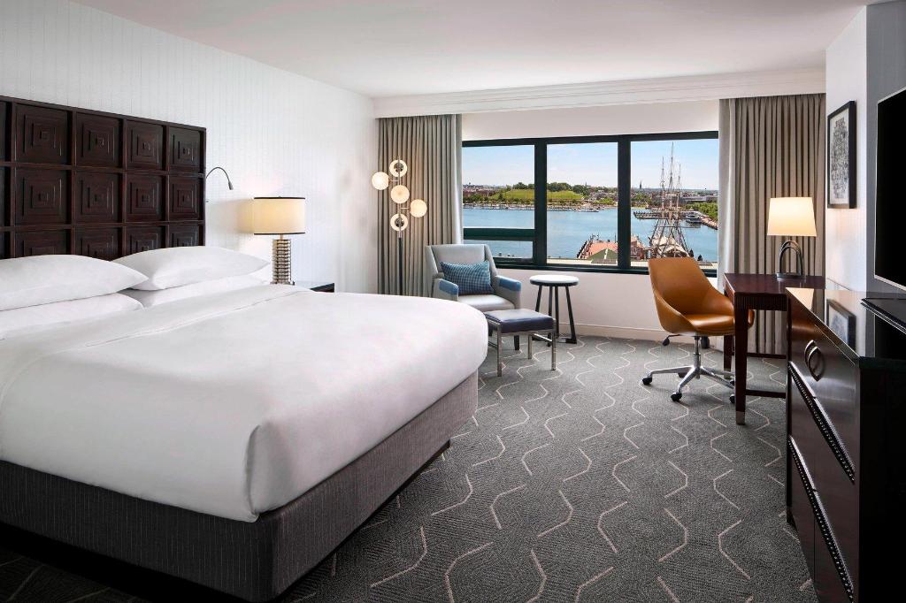 Guest Room, King Bed, Harbour View, Club Floor