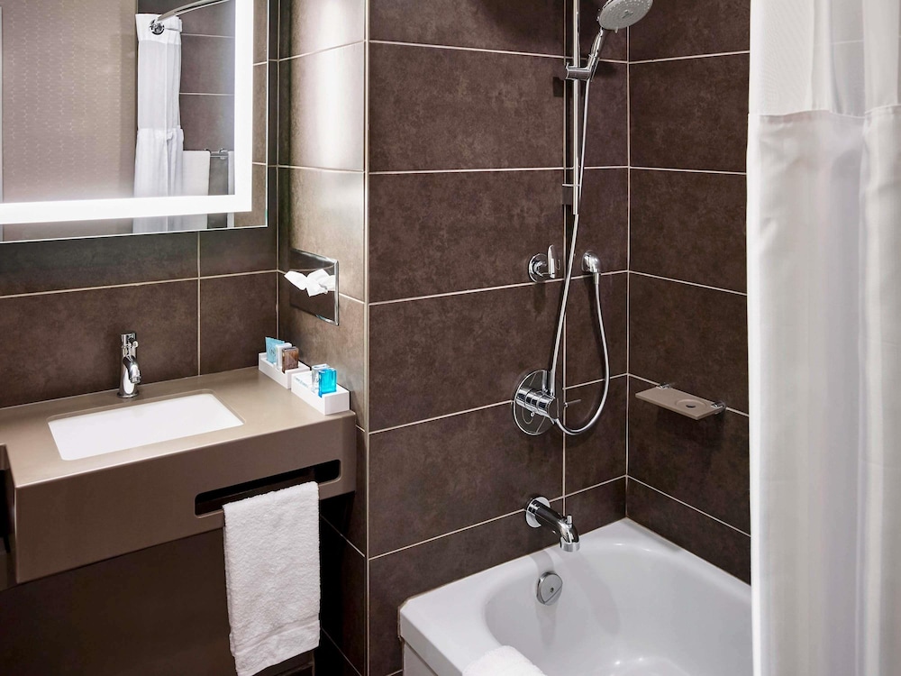 Novotel Toronto North York 70/72