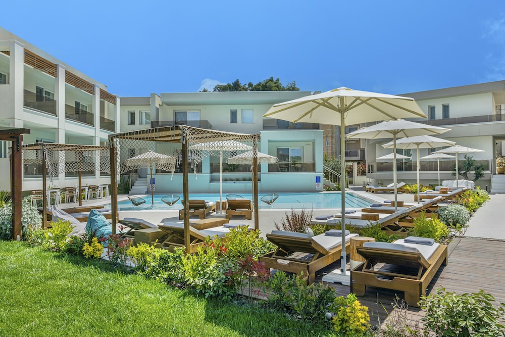 Mirablue Deluxe Residences 1/50
