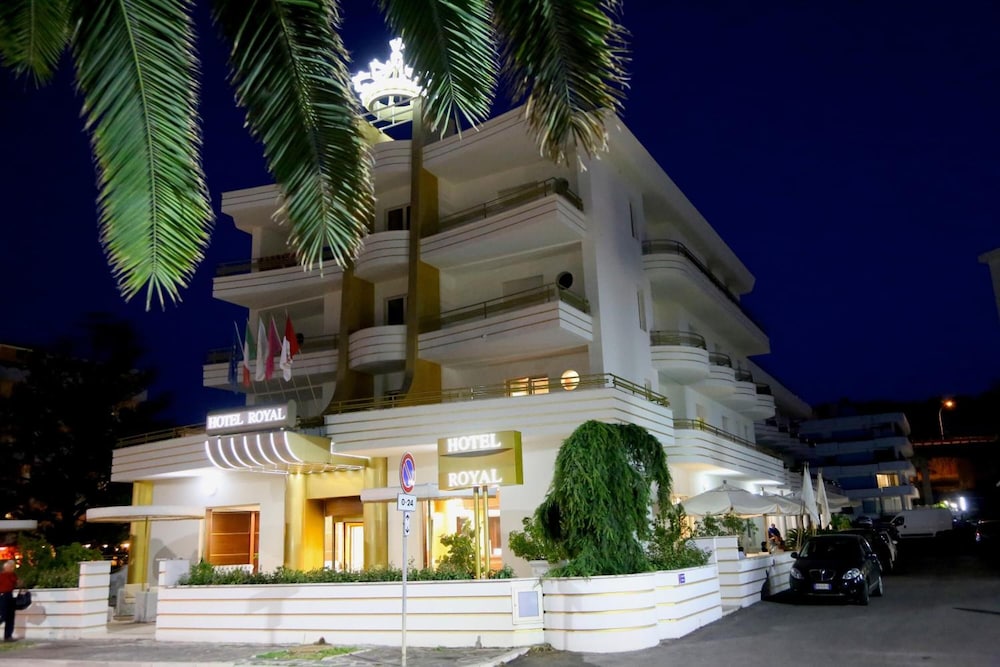 Hotel Royal 6/25