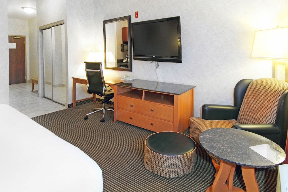 Holiday Inn Express Hotel Suites Calgary South Macleod Trail S 62/73