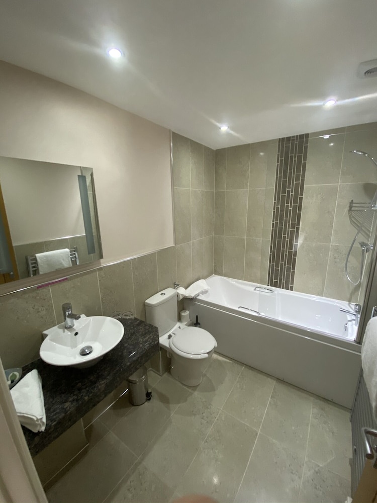 The Three Horseshoes Hotel 48/50