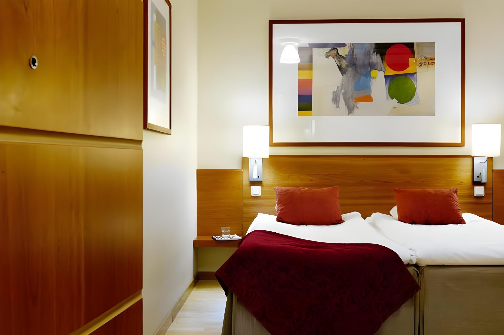 Cabin, Queen Bed, No Window