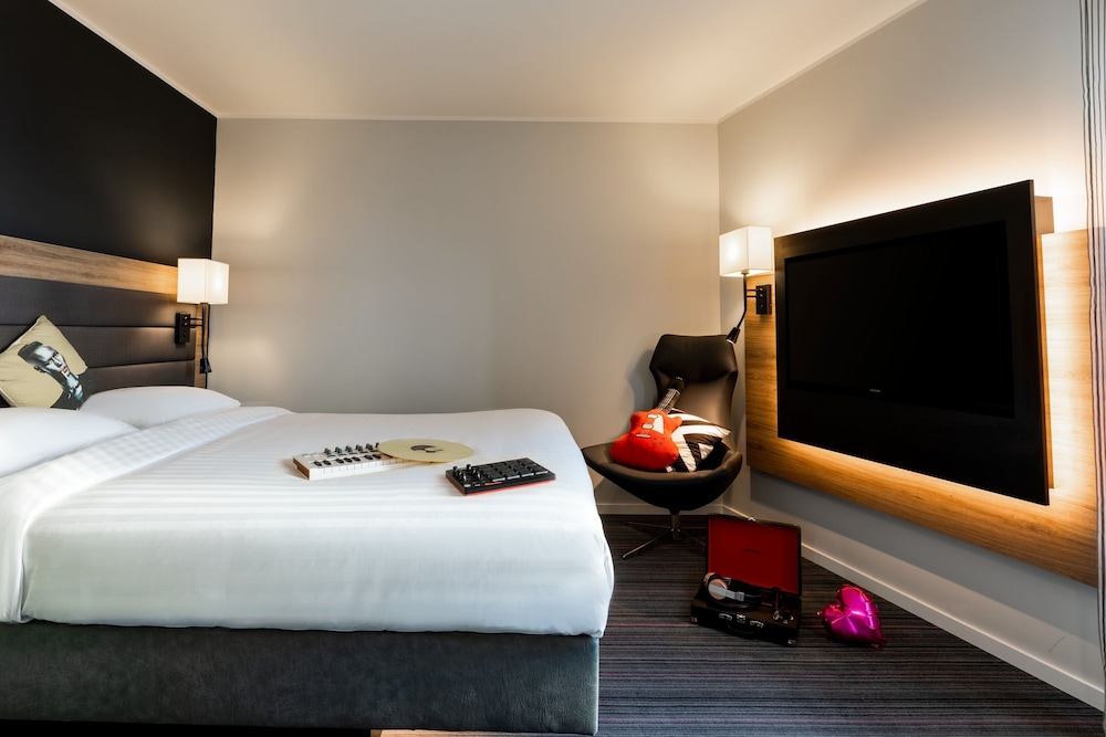 Moxy Glasgow SEC 8/37