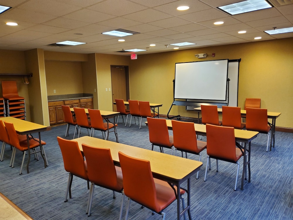 Holiday Inn Express Hotel And Suites Mattoon 47/48