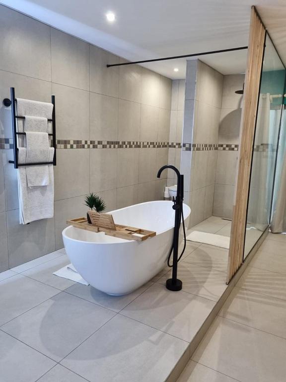 Luxury, Suite, Double Bed, Cocomo Guesthouse Spa And Conference Centre 2/2
