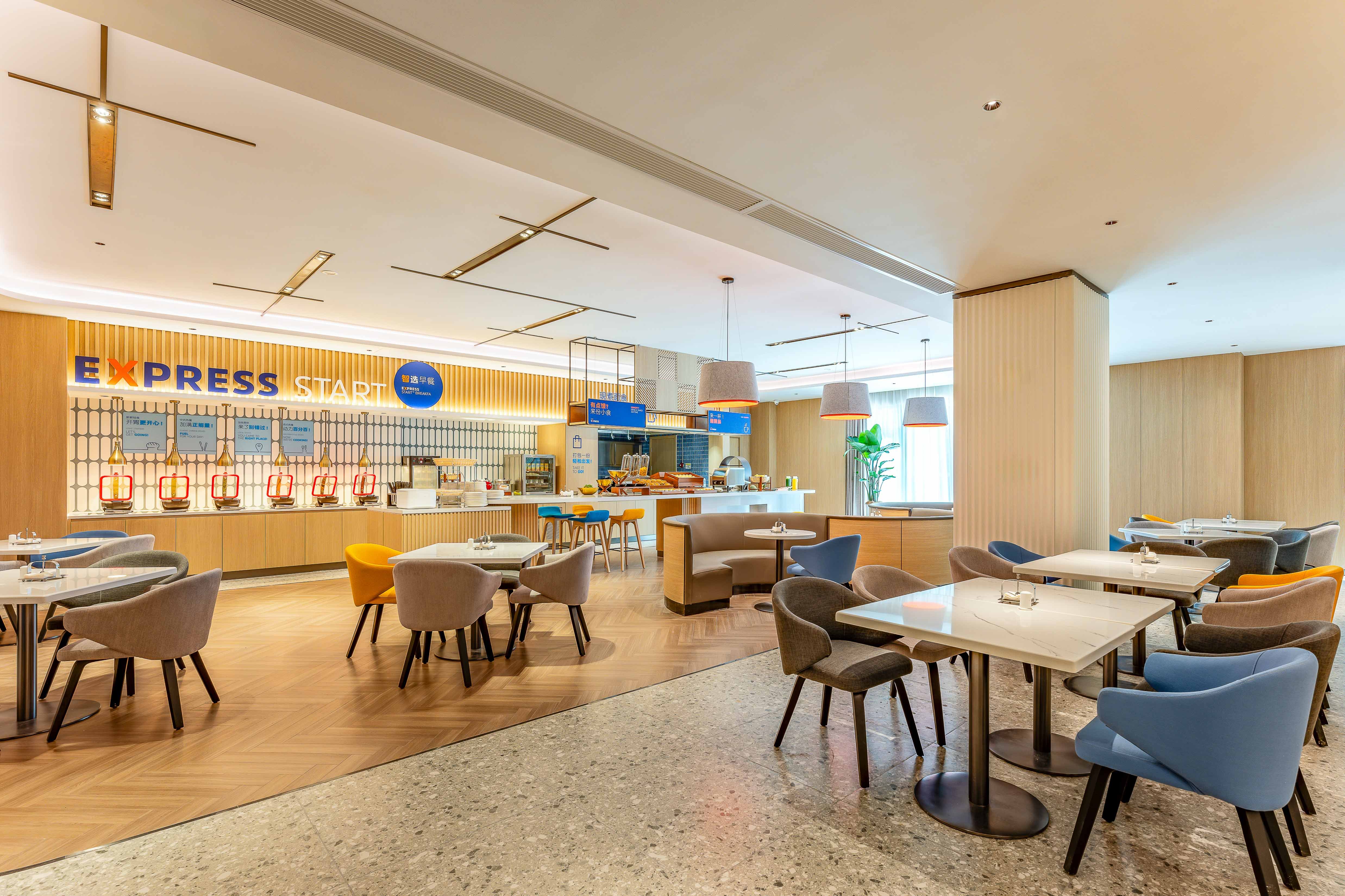 Holiday Inn Express Wuxi East Station 14/23