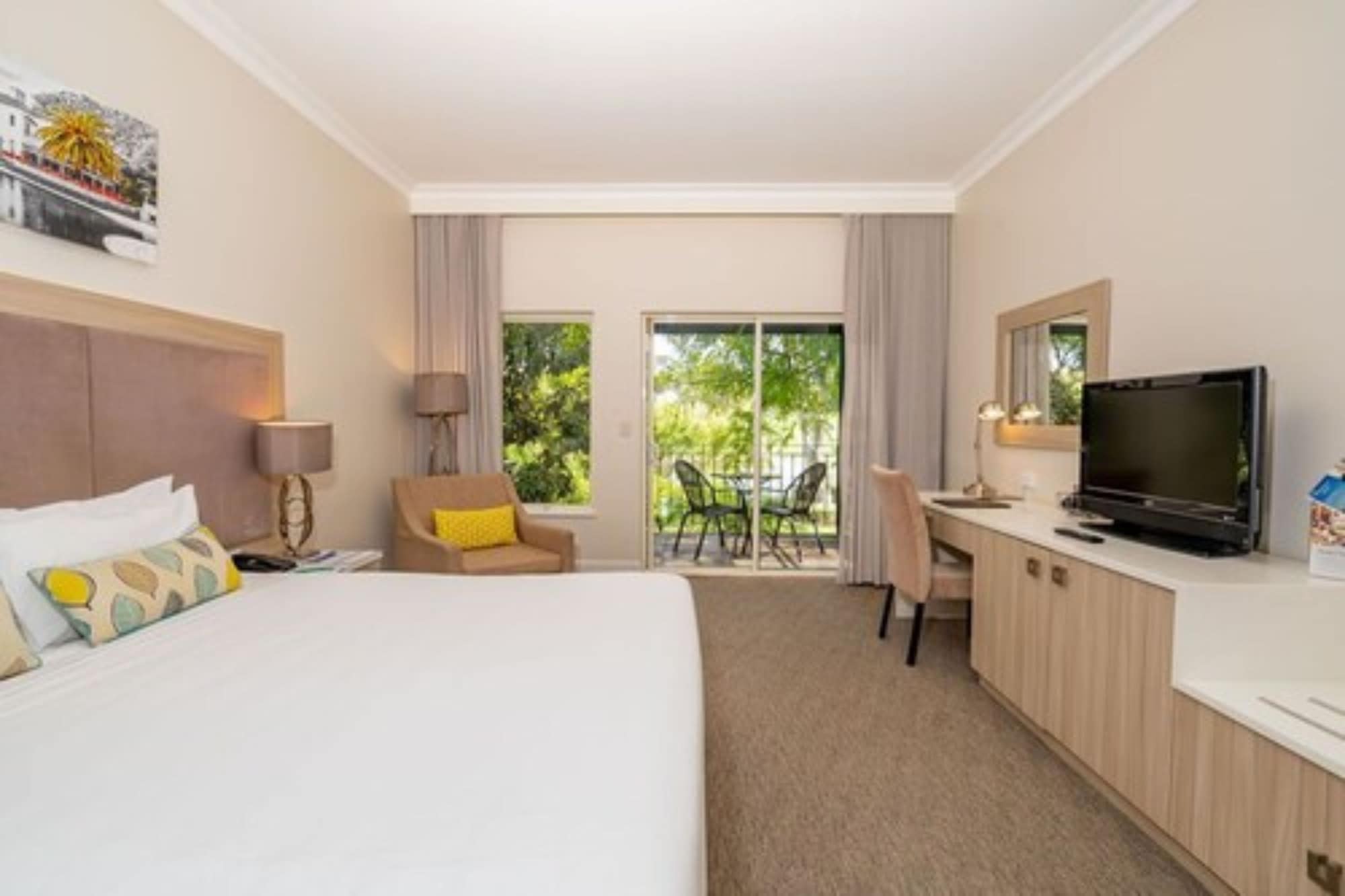 ROOM, KING BED, LAKE VIEW