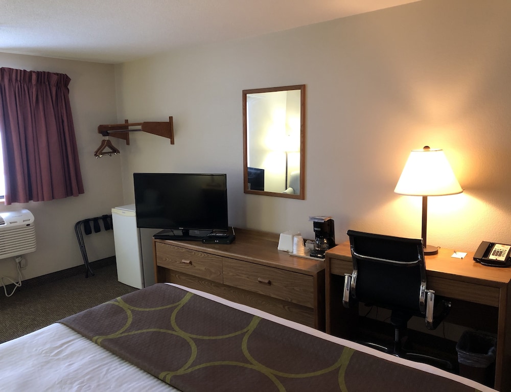 Super 8 by Wyndham Salmon Arm 18/35