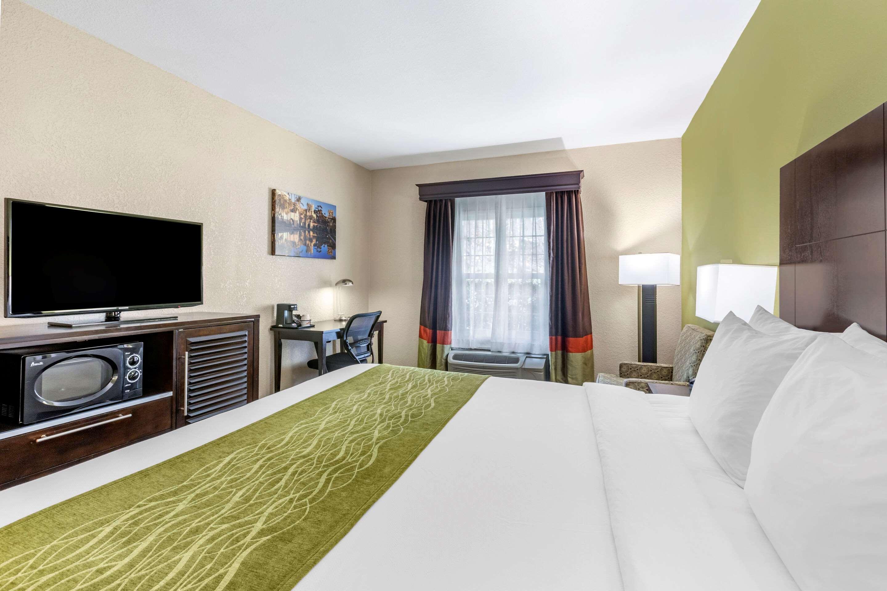 ROOM, KING BED, ACCESSIBLE