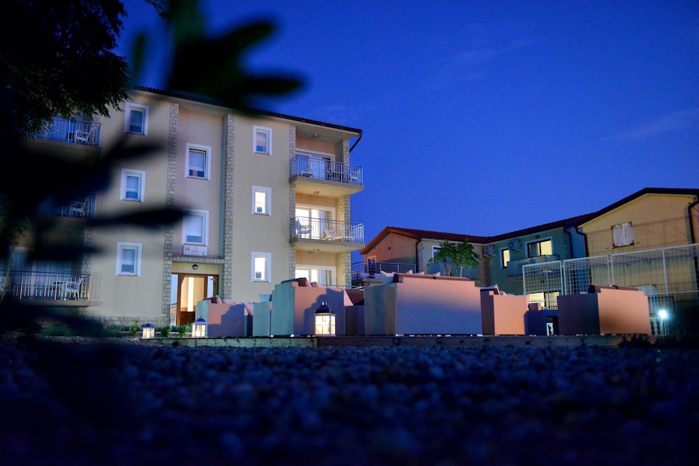 Sunset Apartments 1/18