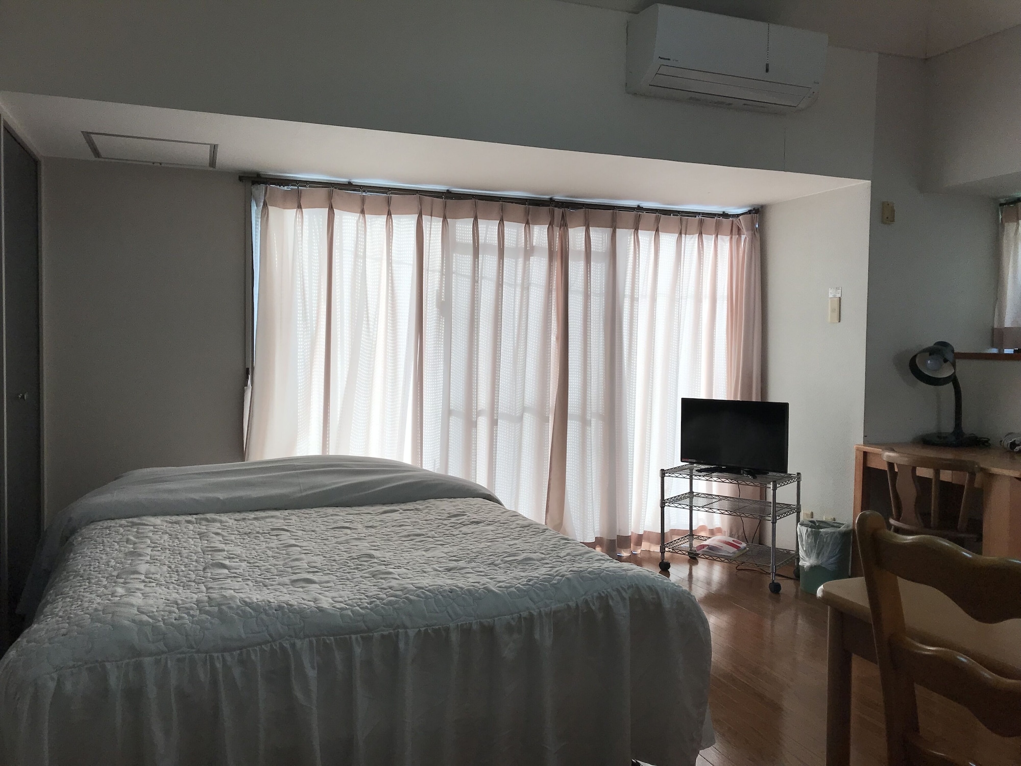 ROOM, SINGLE