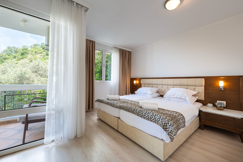 Hotel Adrovic 14/74