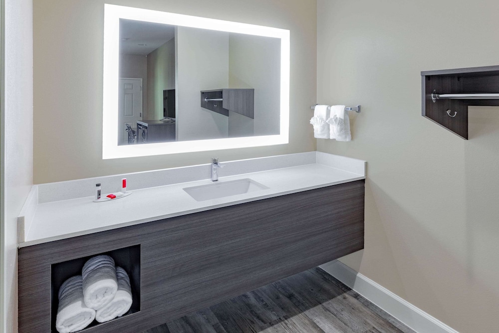 Efficiency, King Bed، Super 8 by Wyndham Houston NW Beltway 8-West Rd 3/3