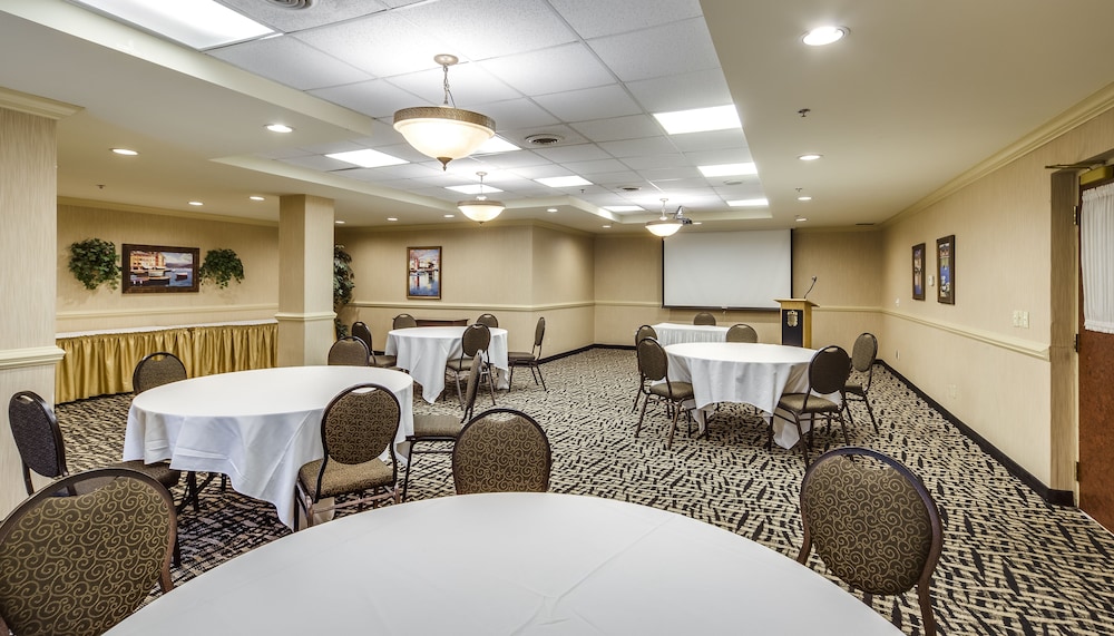 Monte Carlo Inn Brampton Suites 50/54