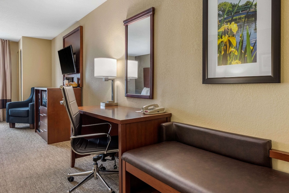 Comfort Suites Dayton-Wright Patterson 32/39
