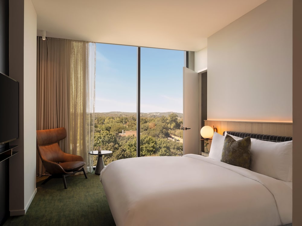 1 BEDROOM, SUITE, BALCONY