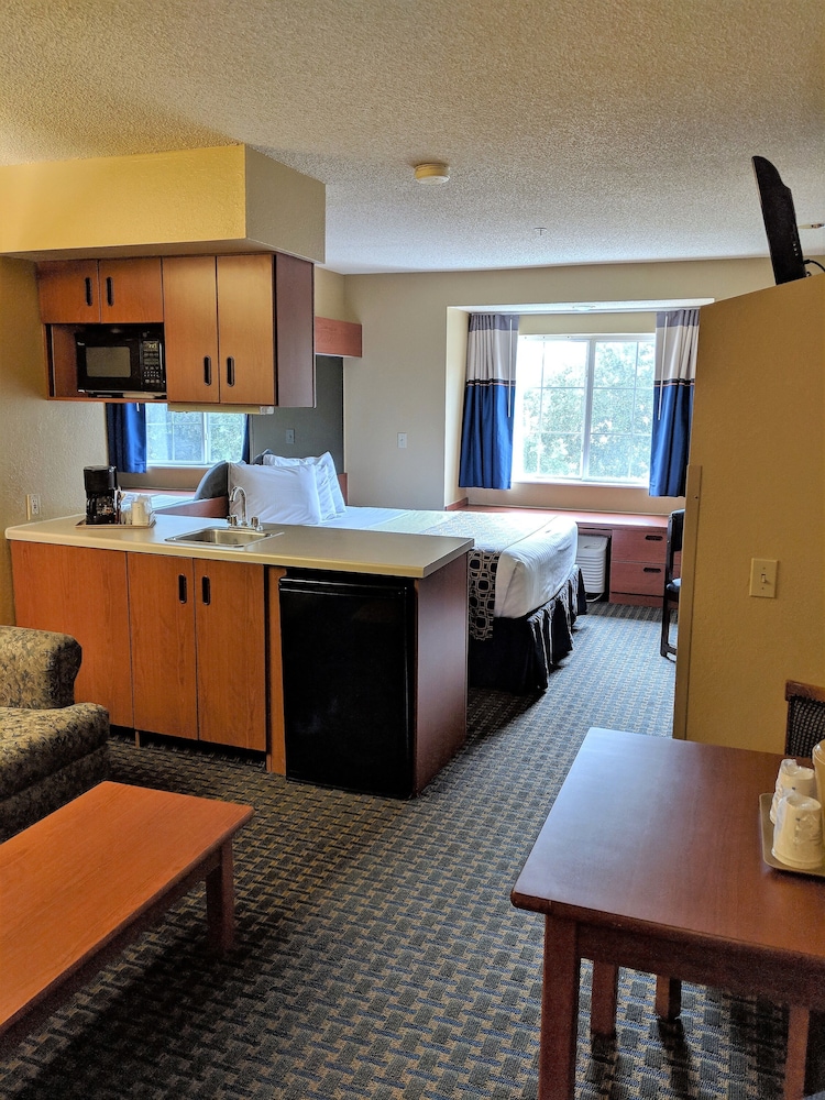 Microtel Inn & Suites by Wyndham Leesburg/Mt Dora 11/38