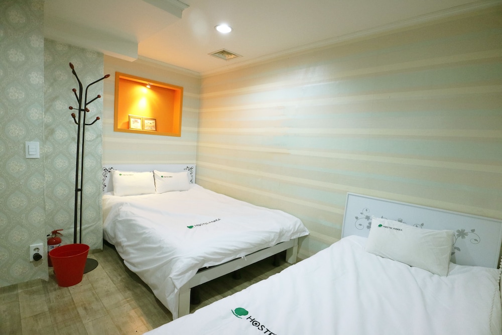 ROOM, TRIPLE, SHARED BATHROOM