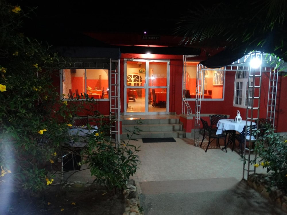 Seaview Garden Hotel in SERREKUNDA