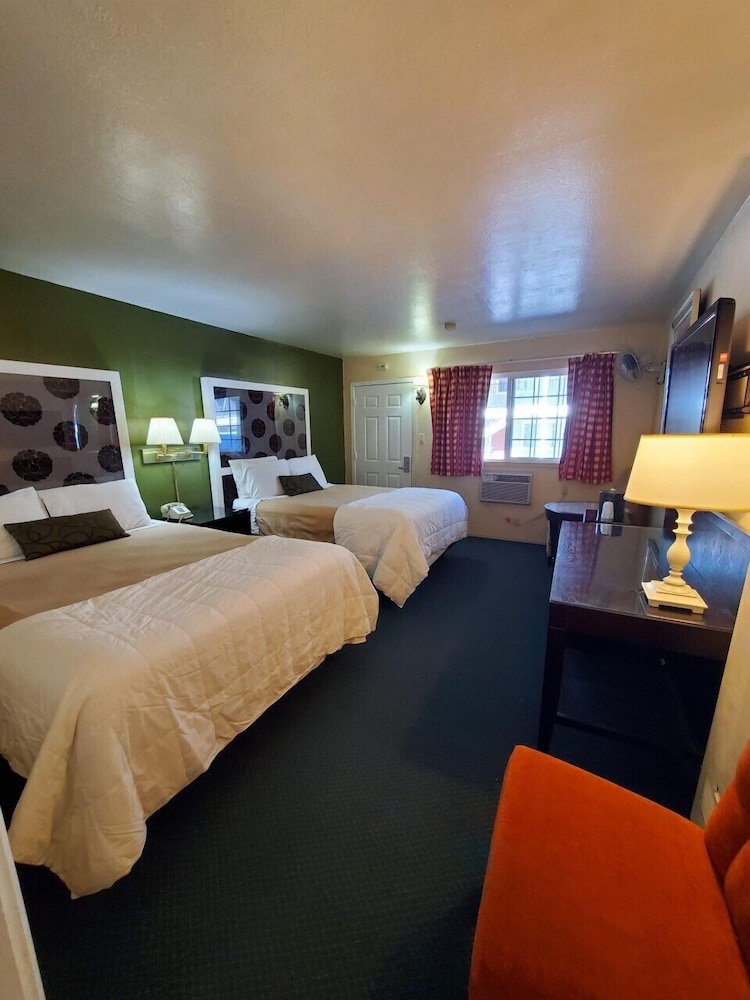 Bluebird Day Inn & Suites 25/68
