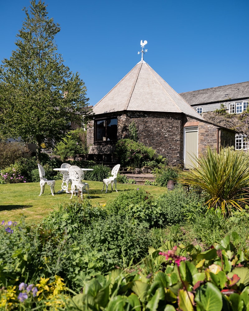 The Arundell Arms Hotel 48/50