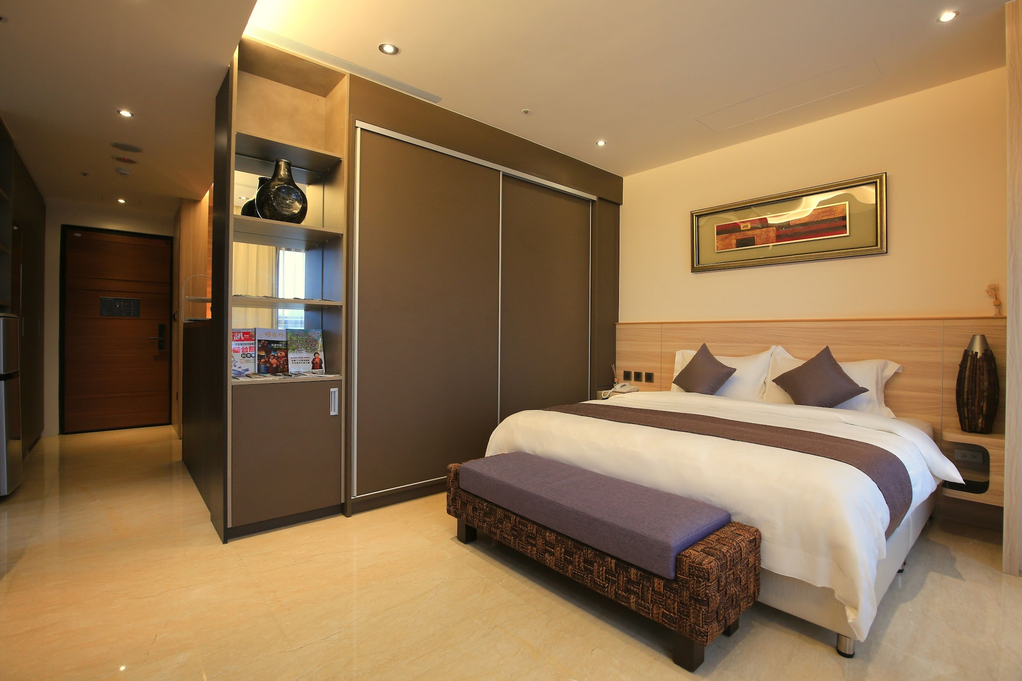 TOWER, EXECUTIVE, QUEEN BED, BATHTUB