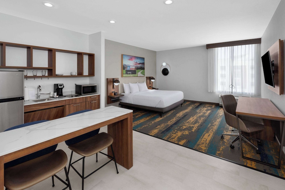 La Quinta Inn & Suites by Wyndham San Antonio at the RIM 21/43