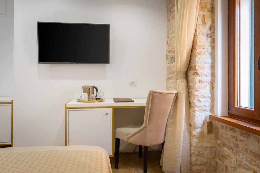 Le Premier Luxury Rooms 33/43