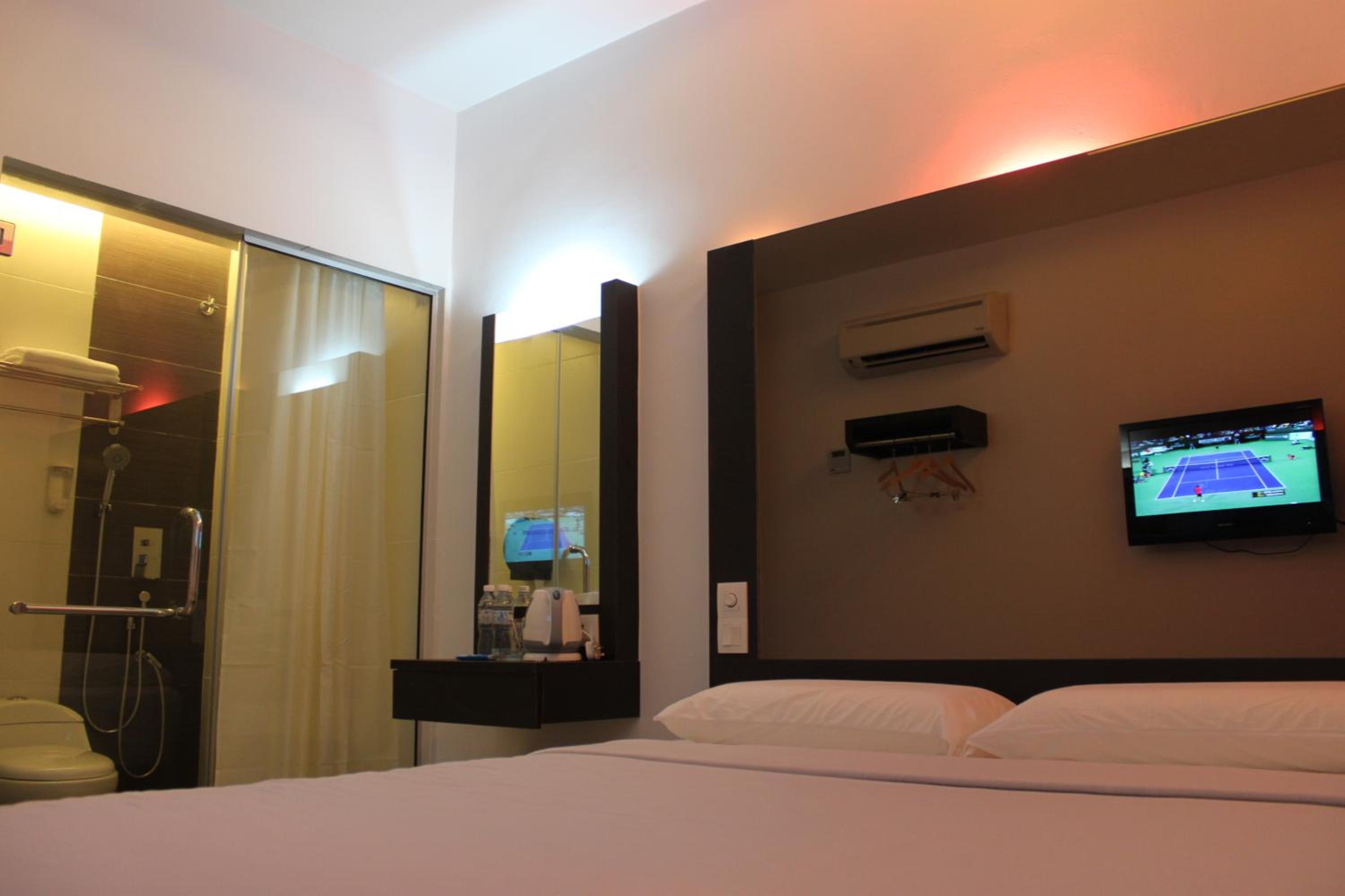 Dream Hotel 19/36