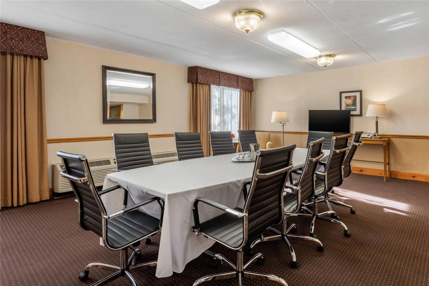 Clarion Hotel Conference Center On Lake Erie 32/43
