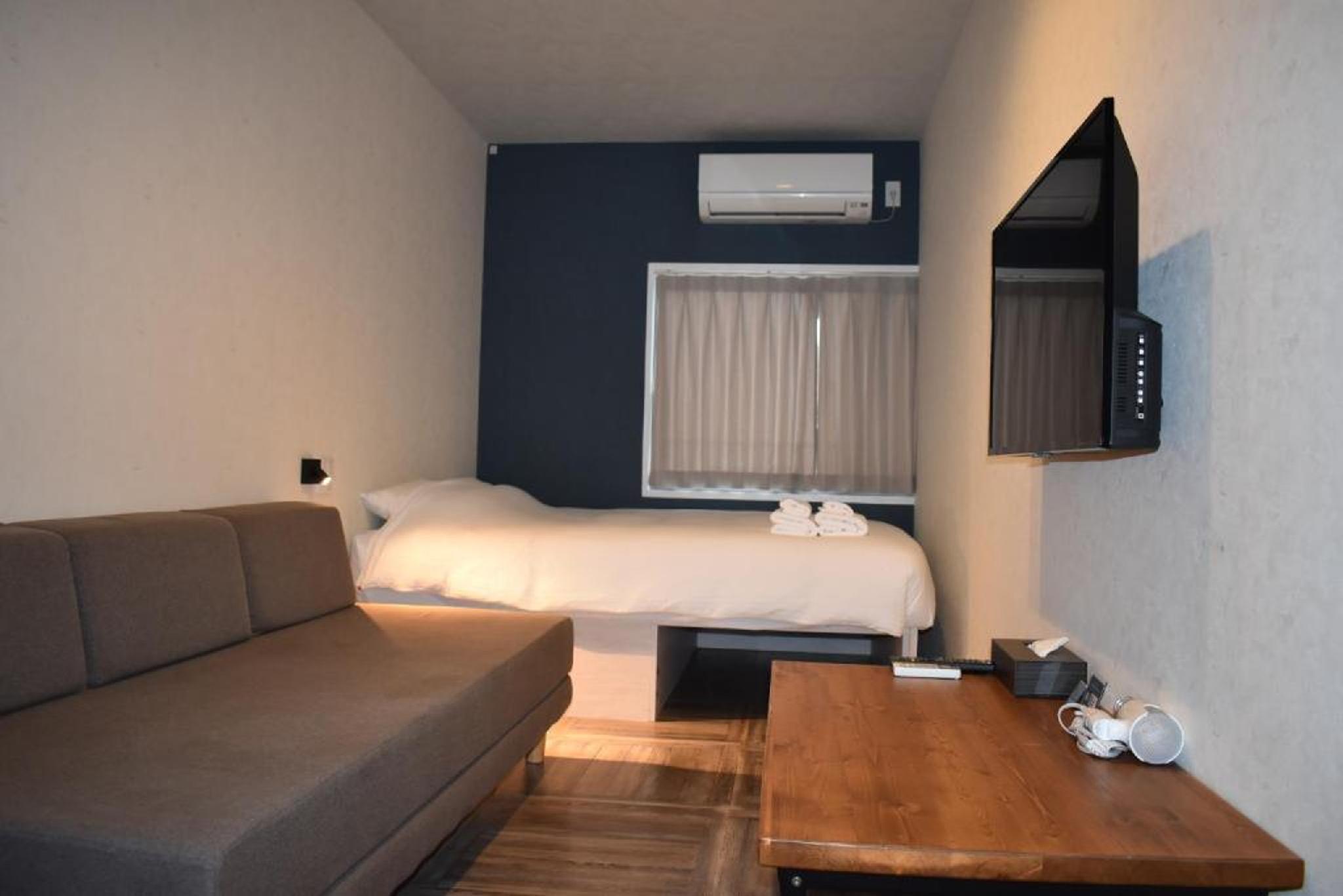 Room, Sextuple