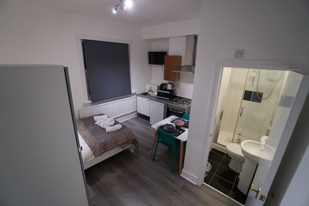 London Queens Apartments 11/50