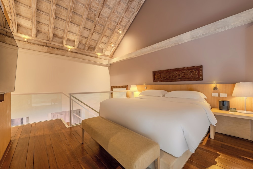 DUPLEX, SUITE, KING BED, BUTLER, COLONIAL AREA