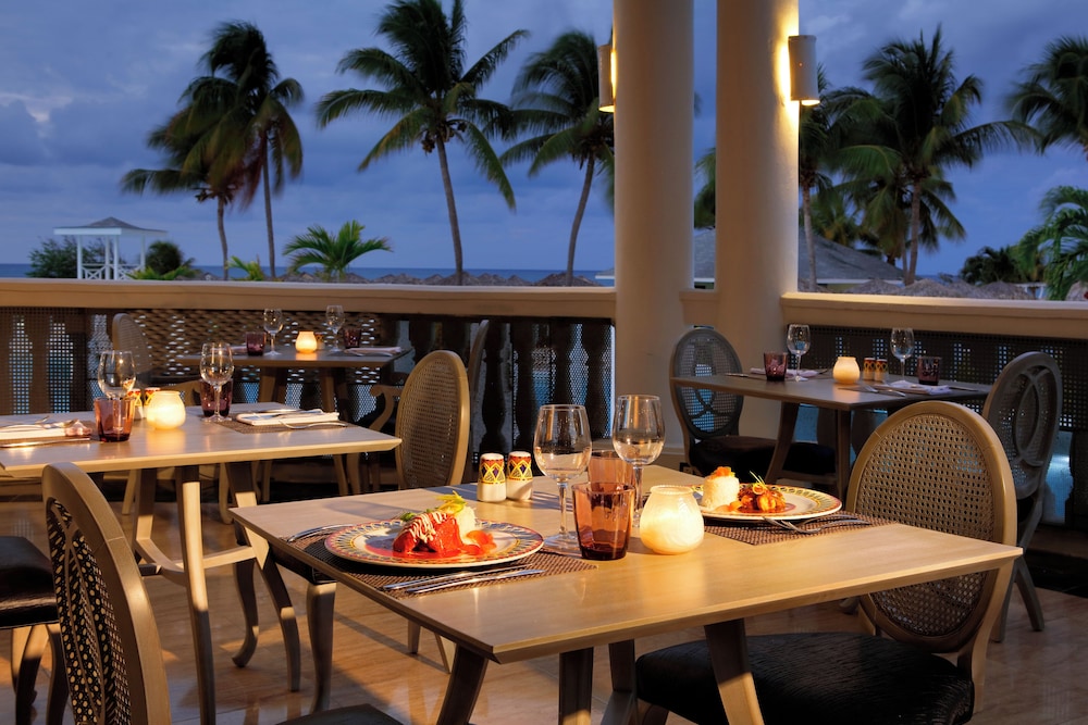 The Signature Level at Grand Palladium Lady Hamilton Resort & Spa 32/48