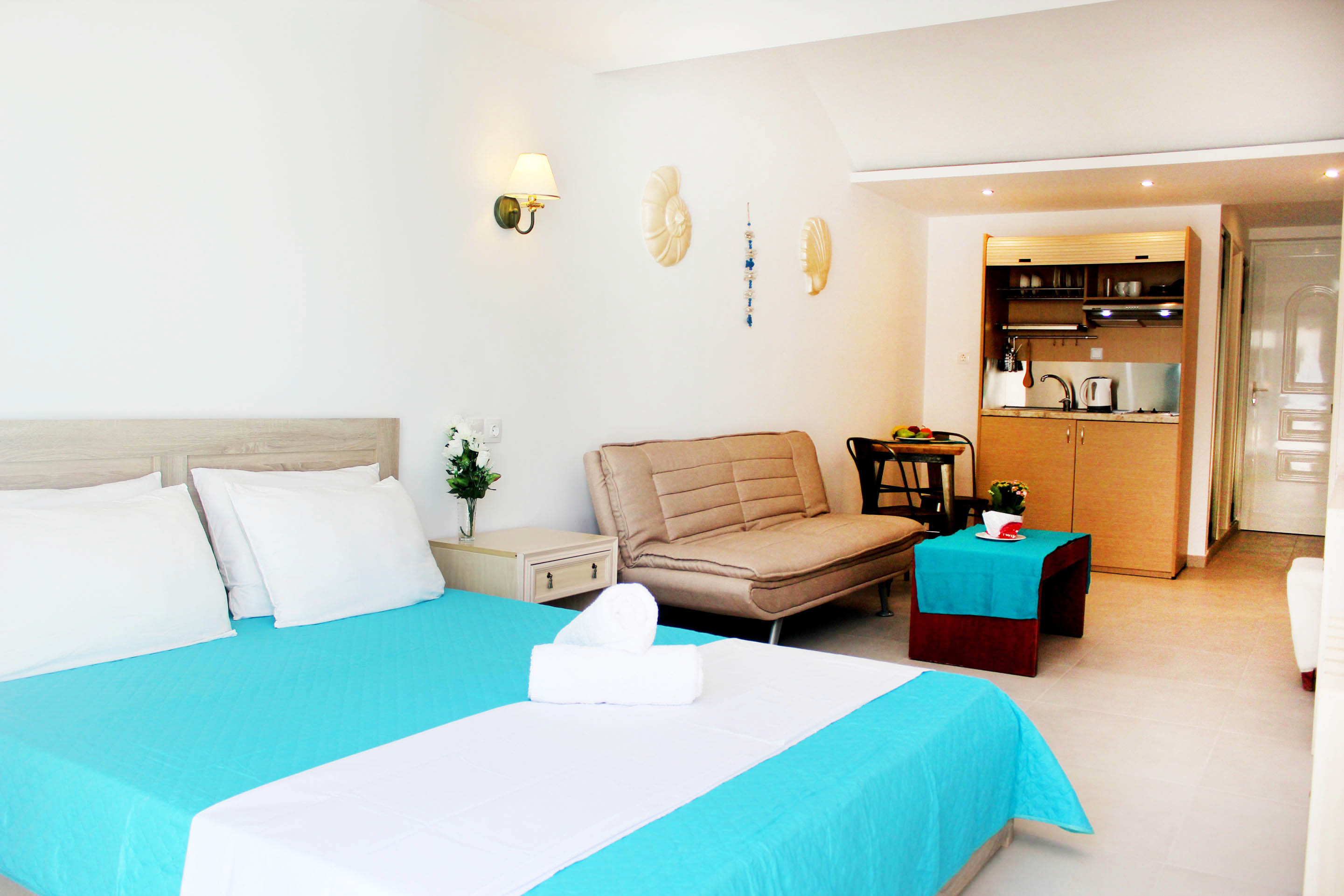 DELUXE, DOUBLE OR TWIN BED